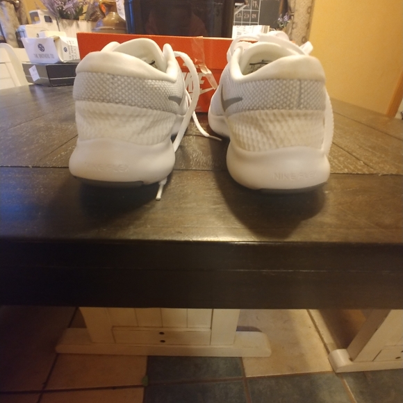 White and Grey Nike sneakers size 8.5 - Picture 2 of 5